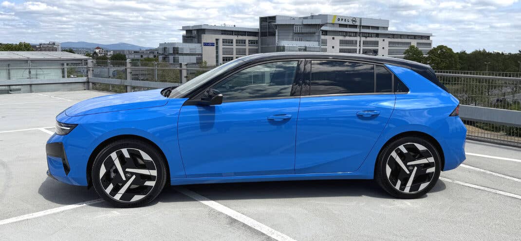 Opel Astra Electric (2026) in der Seitenansicht.