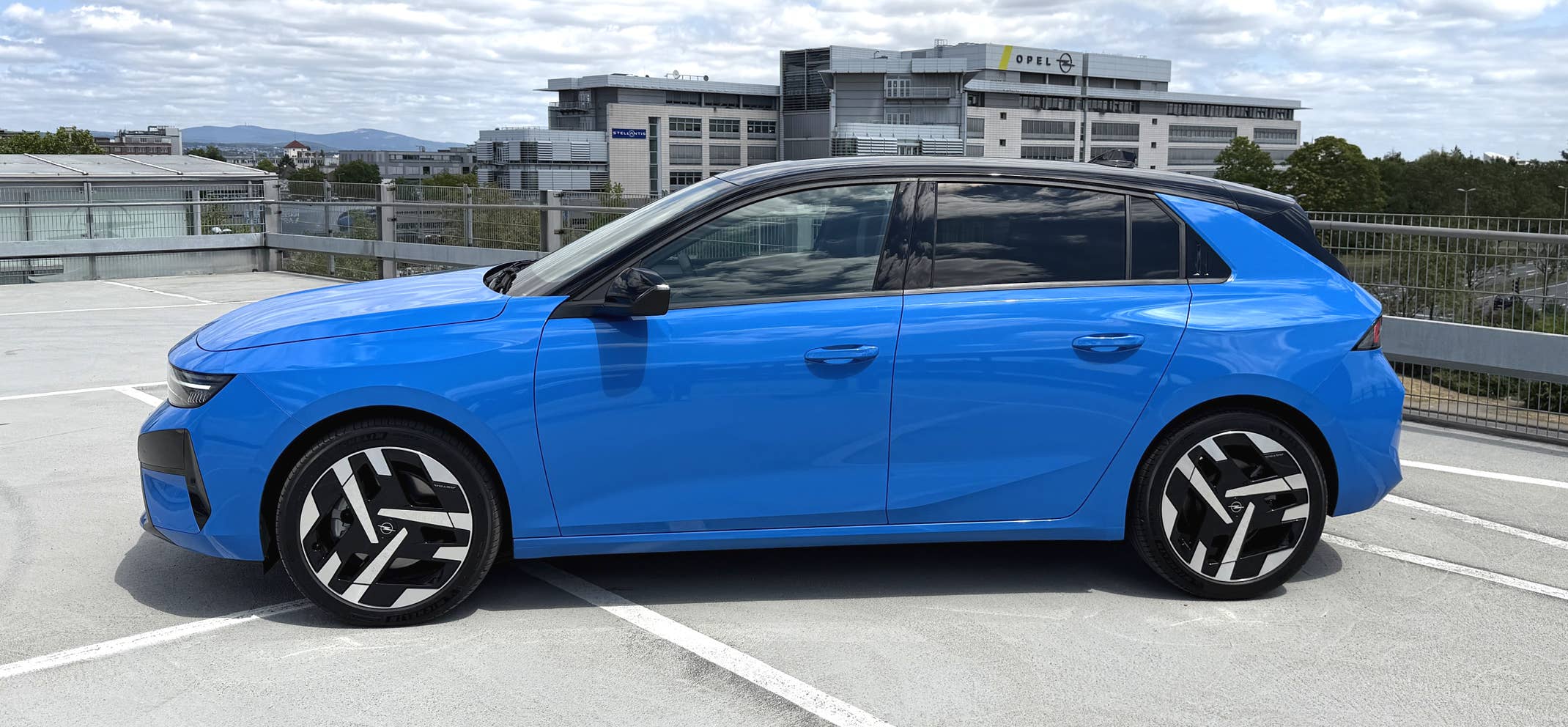 Opel Astra Electric (2026) in der Seitenansicht.