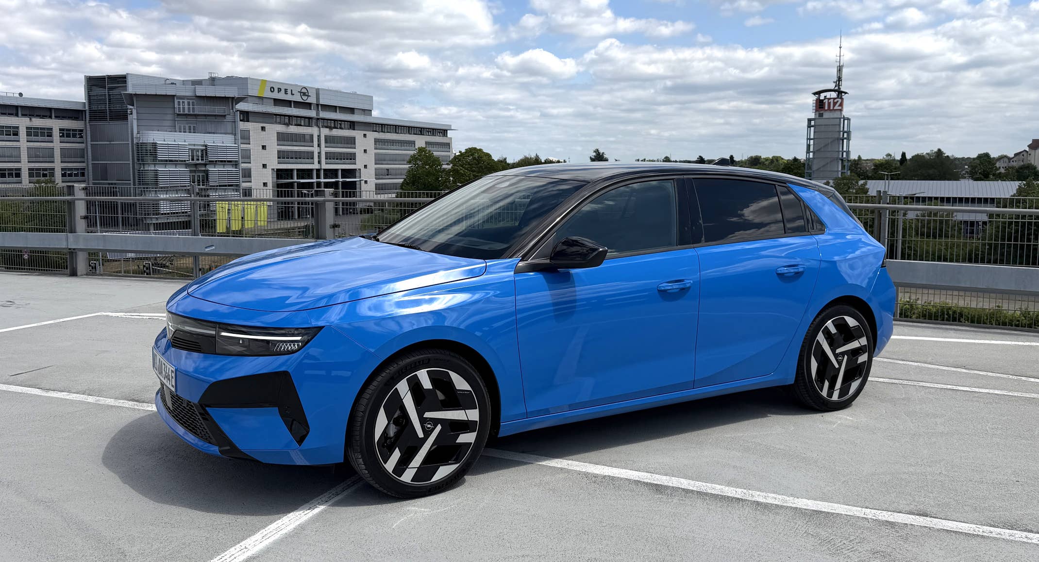 Opel Astra Electric (2026) in der seitlichen Frontansicht.