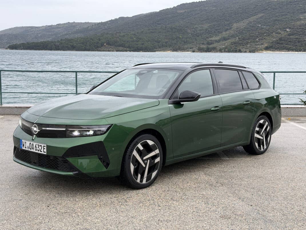 Opel Astra Sports Tourer Electric (2026) in der seitlichen Frontansuicht.