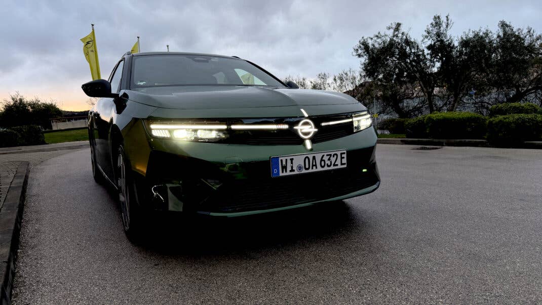 Opel Astra Sports Tourer Electric (2026) Lichtsignatur an der Front.