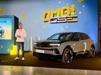 Opel-Chef Patrick Dinger präsentiert den Opel Mokka GSE in Madrid.