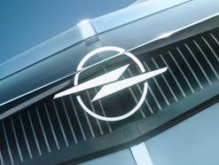 Neues Opel Logo an einem Konzeptfahrzeug.