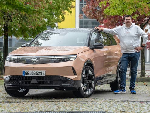 Opel Grandland Electric im Test: Groß-SUV mit viel Komfort Opel Grandland in Rüsselsheim mit Hayo Lücke von inside digital daneben stehend.