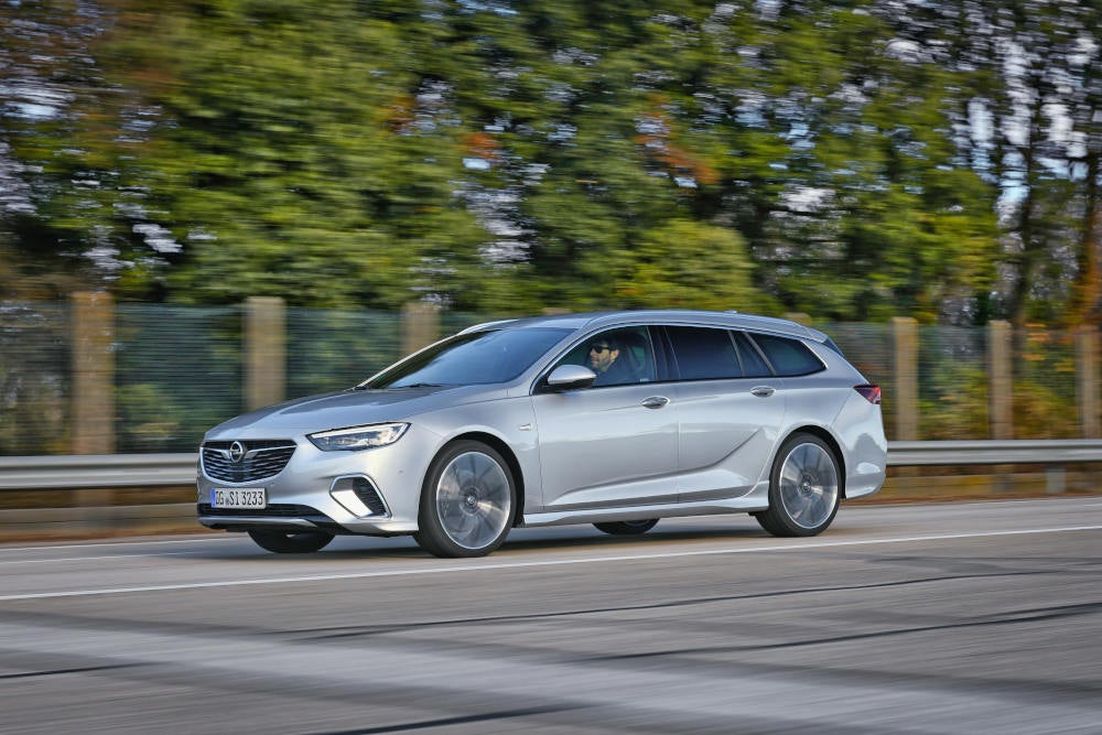 Opel Insignia fährt auf einer Straße.