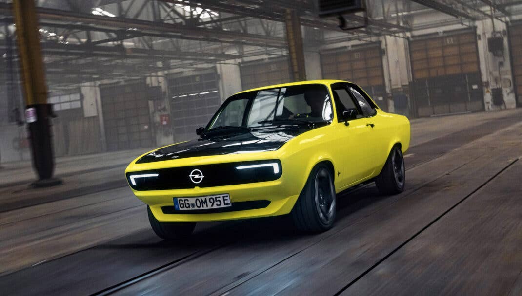 Opel Manta GSE Concept in der seitlichen Frontansicht.