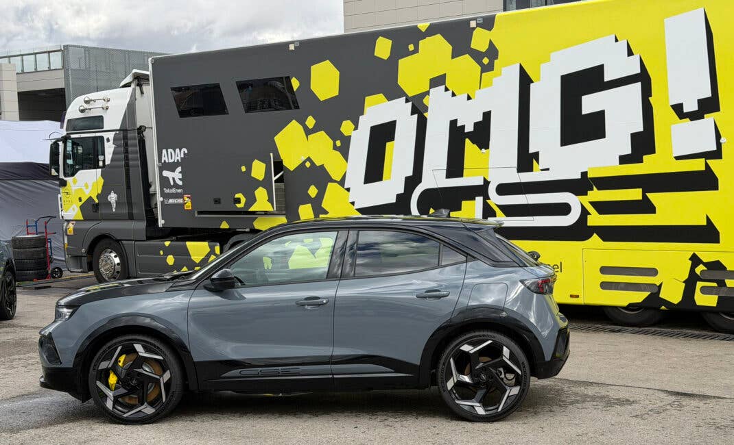 Opel Mokka Electric GSE vor einem Truck.