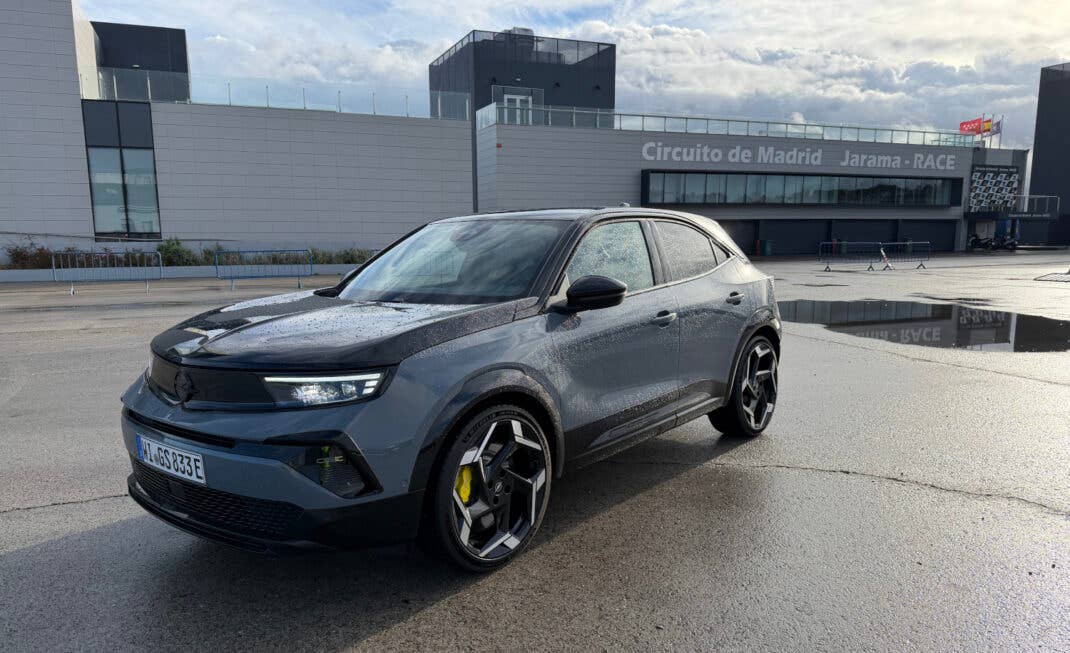 Opel Mokka GSE in der seitlichen Frontansicht.