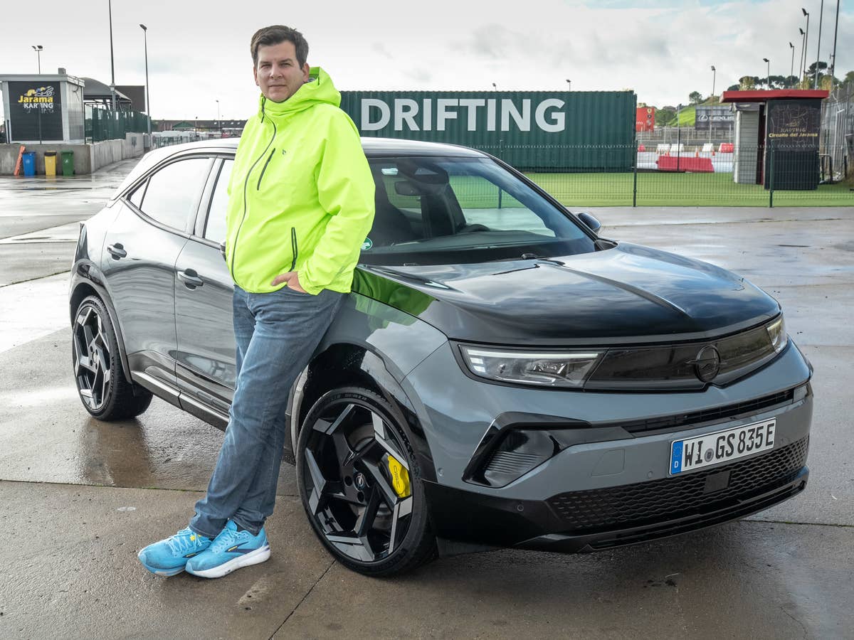 Opel Mokka GSE im Test: Dieses E-Auto macht süchtig! Hayo Lücke neben dem Opel Mokka GSE.