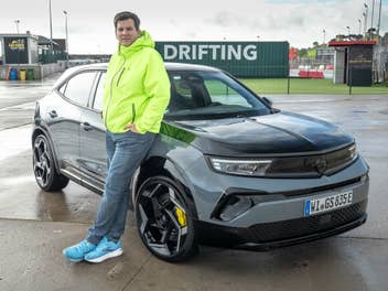 Hayo Lücke neben dem Opel Mokka GSE.