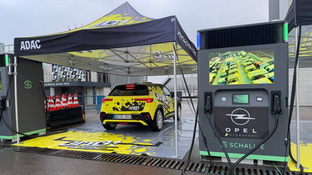 Opel Mokka GSE Rally eben einer mobilen Schnellladesäule.