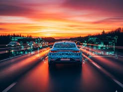 Autonomes Auto auf der Autobahn.