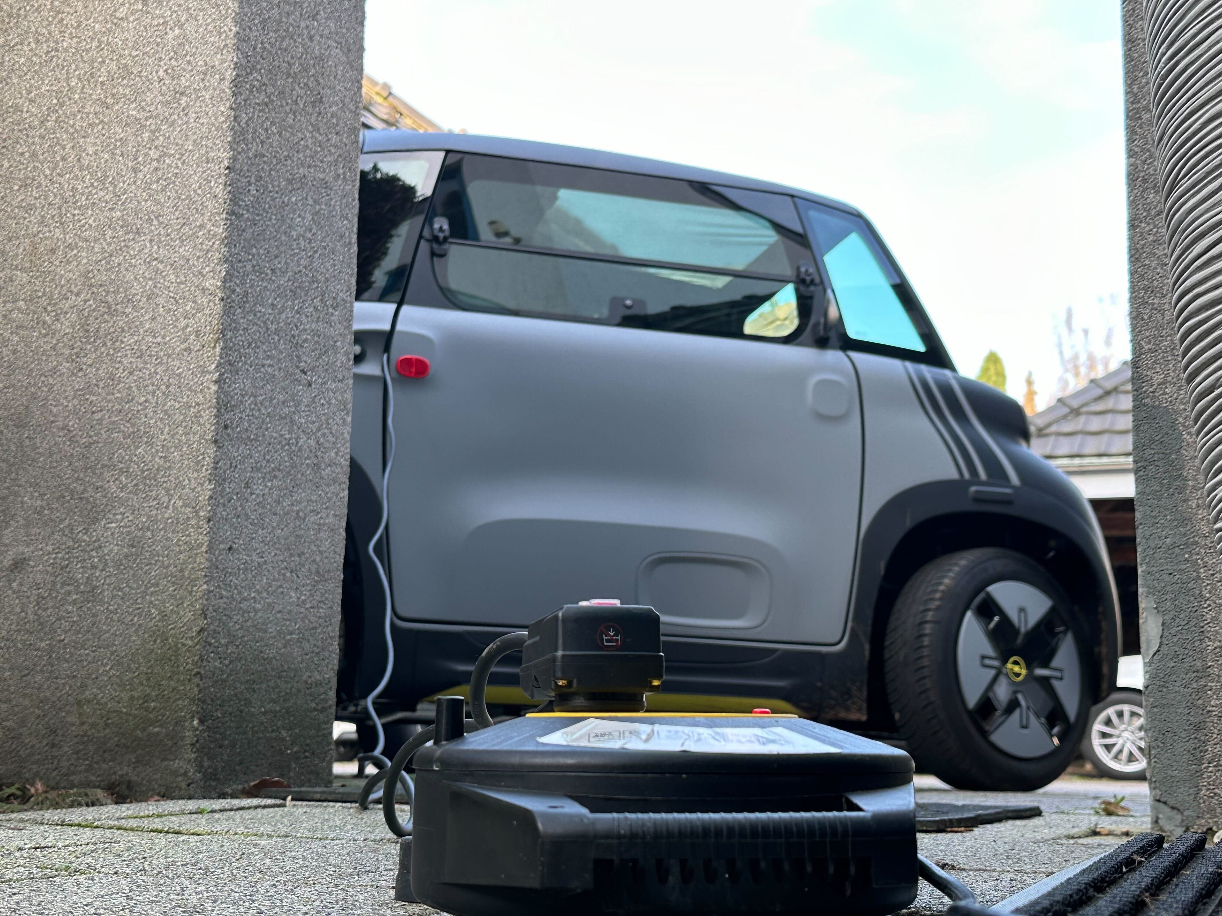 Das Ladekabel des Opel Rocks-e ist in der Karosserie untergebracht.