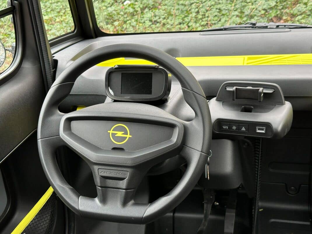 Der Innenraum des Opel Rocks-e wirkt aufgeräumt.