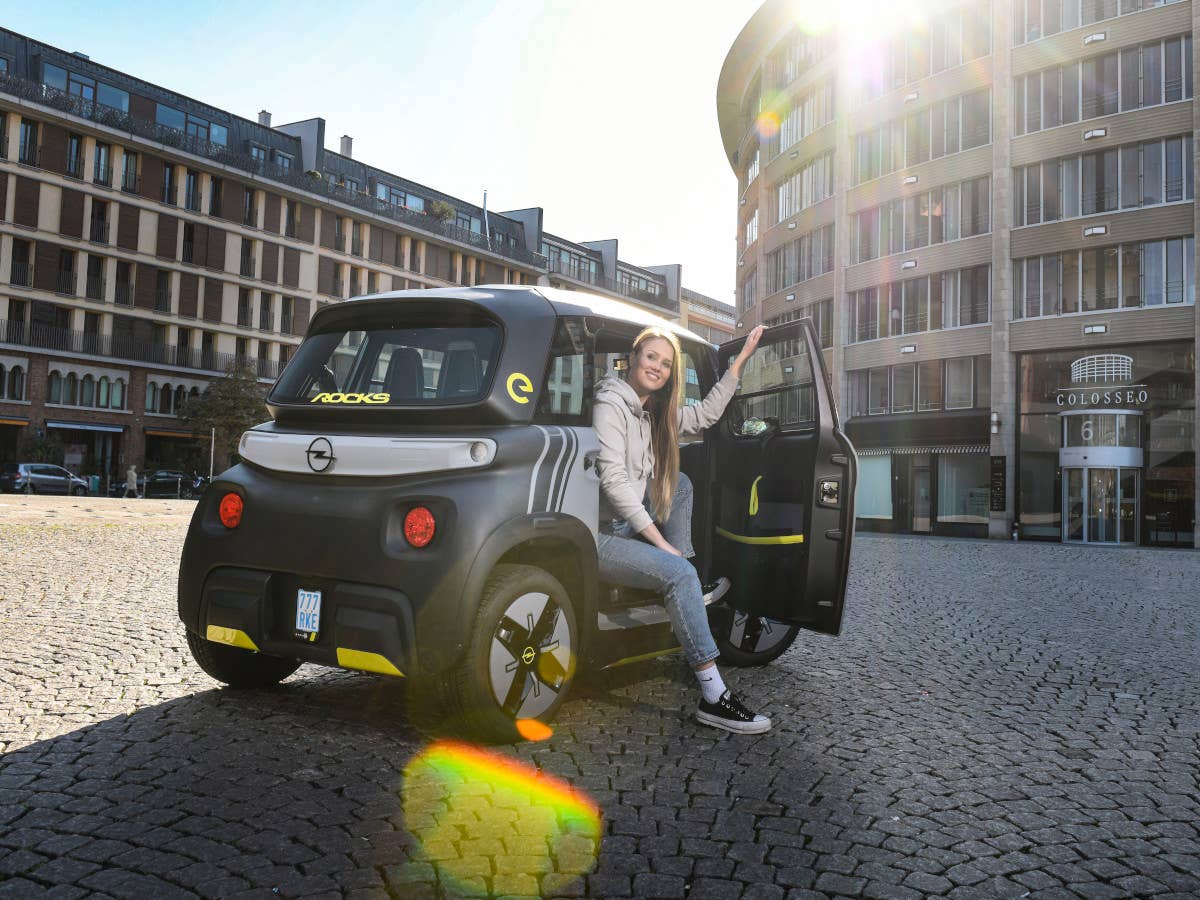 Opel Rocks-e steht auf einem Platz in einer Innenstadt