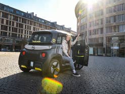 Opel Rocks-e steht auf einem Platz in einer Innenstadt