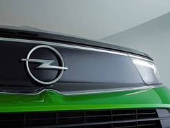 Opel Markenzeichen an der Motorhaube des Opel Mokka-e.