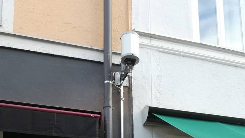 Open-RAN-Antenne in der Innenstadt von München an einer Hausfassade.