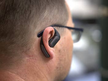 OpenFit Pro am Ohr