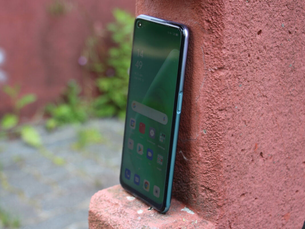 Das Oppo A54 5G in der Seitenansicht