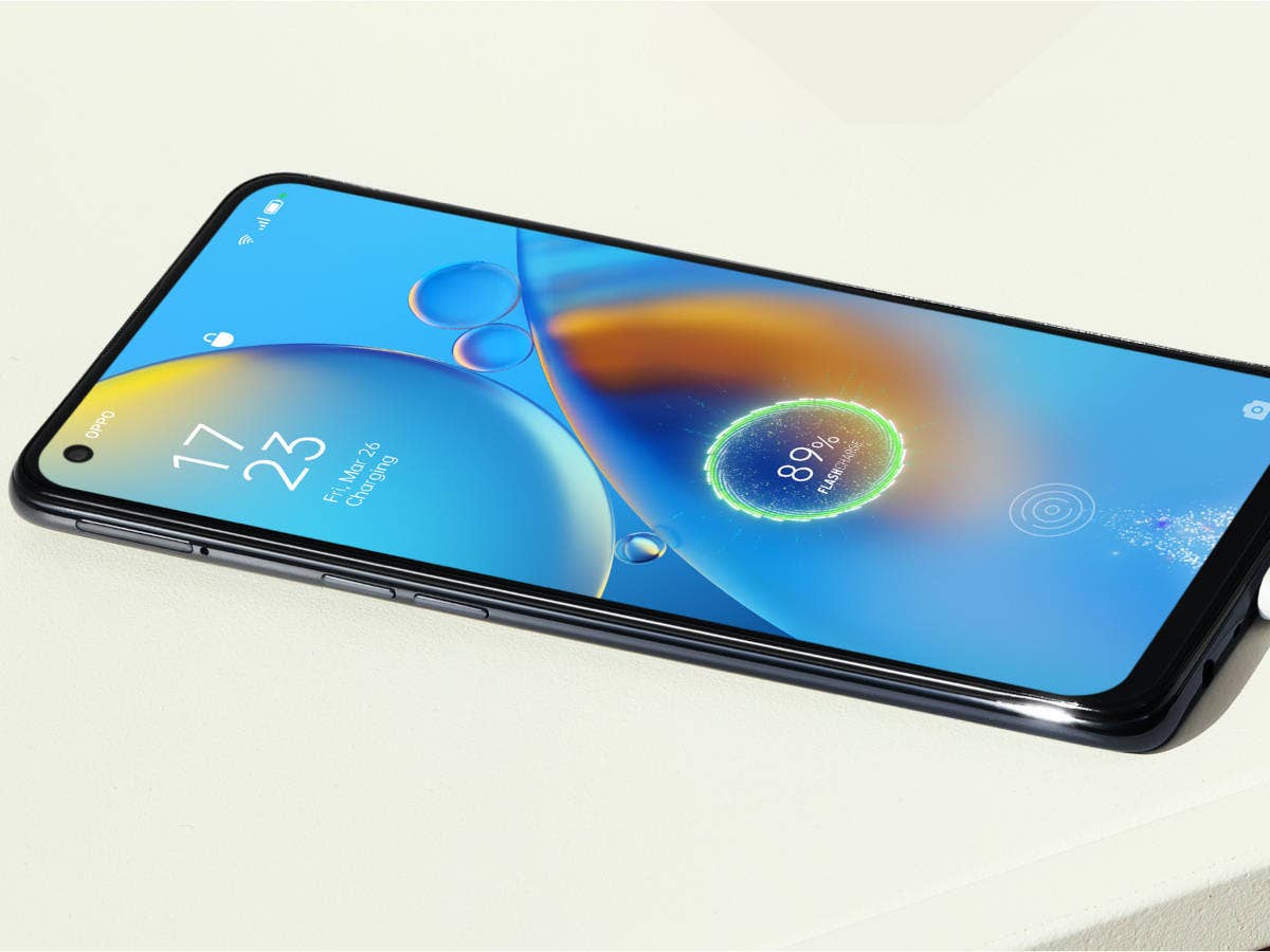 Oppo A74 auf Tisch liegend