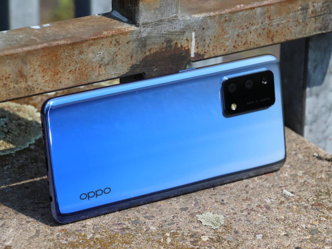 Die Rückseite des Oppo A74