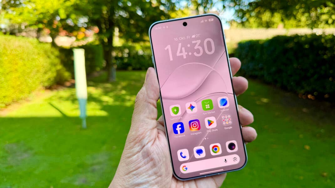 Oppo Find X10 Pro Max in der Hand gehalten von inside digital Redakteur Hayo Lücke.