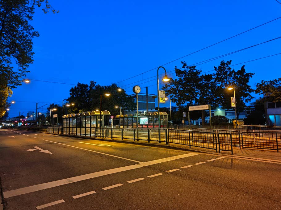 ... oder in der Nacht. Hier wirkt der Himmel jedoch viel zu hell. Dennoch ist alles scharf und gut erkennbar.