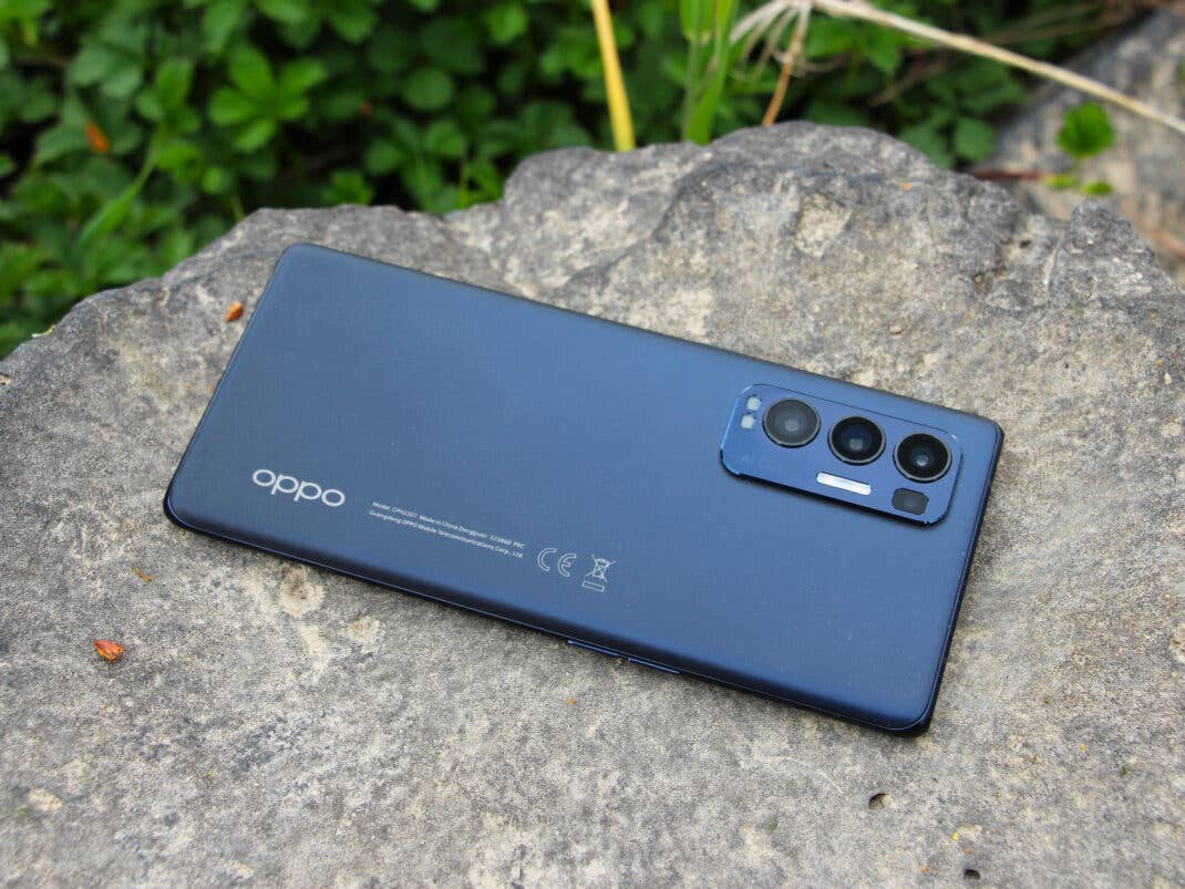 Die Rückseite des Oppo Find X3 Neo in Blau