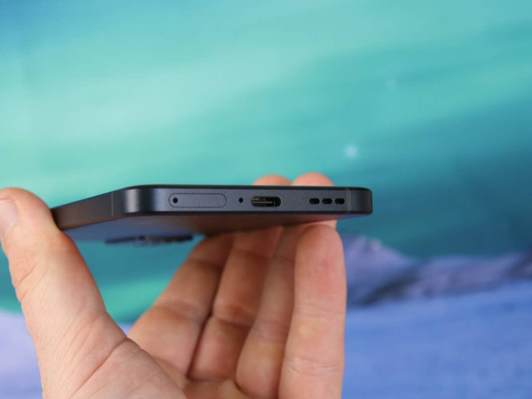 Oppo Reno6 5G Rahmen in der Hand