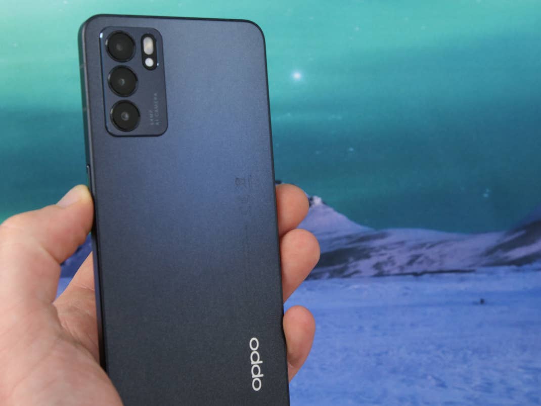 Rückseite des Oppo Reno6 5G in der Hand