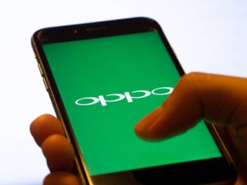 Smartphone mit Oppo-Logo im Display.