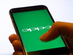 Smartphone mit Oppo-Logo im Display.