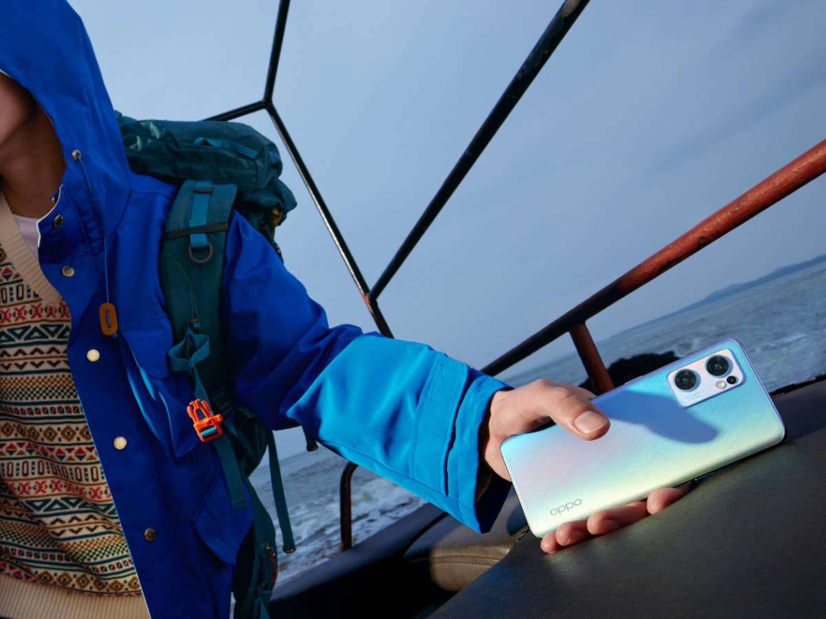 Das Oppo Find X5 Lite in der Hand einer Person, die auf einem Segelboot steht