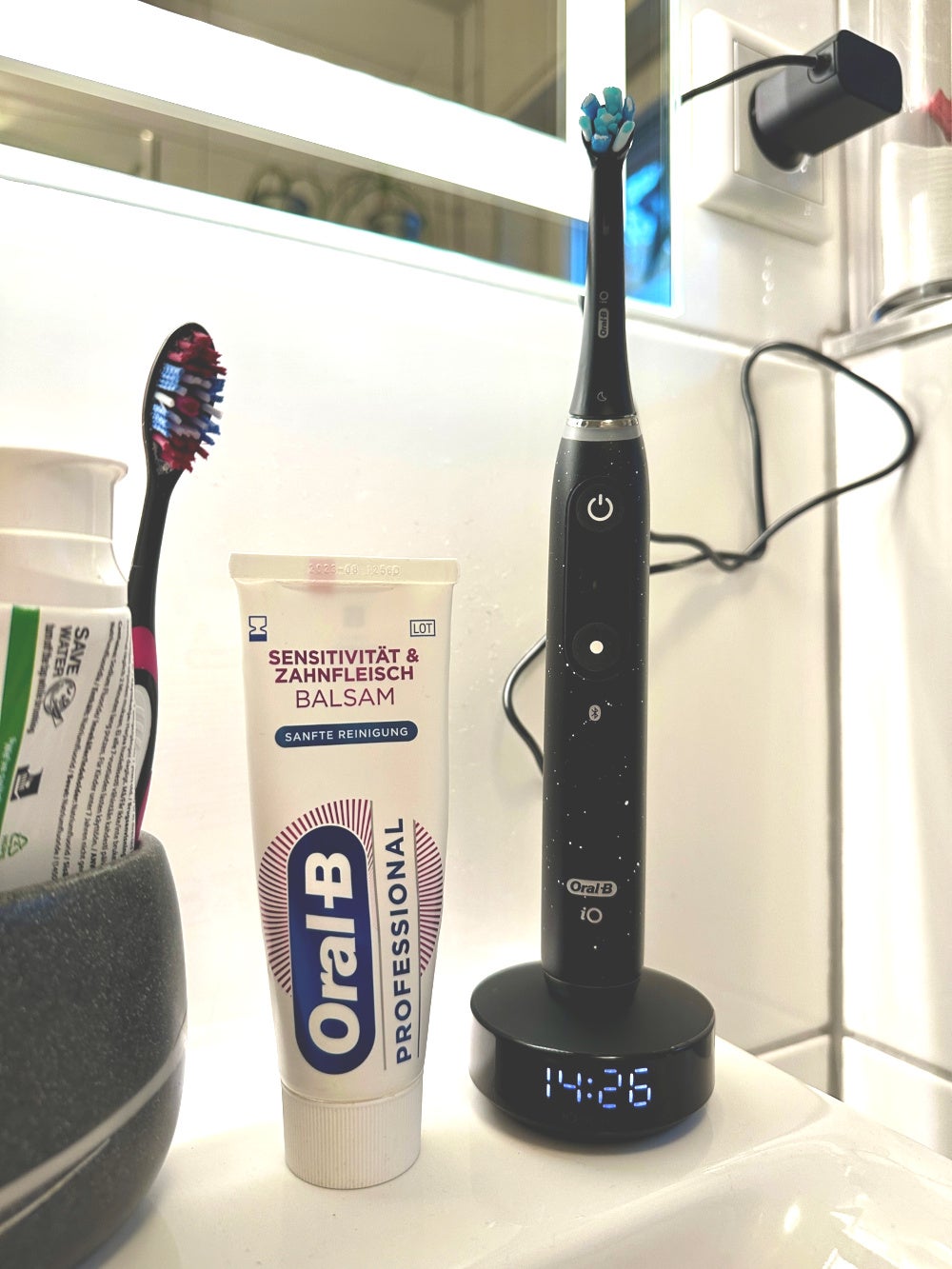 Oral-B iO 10 Ladestation mit Uhrzeit.