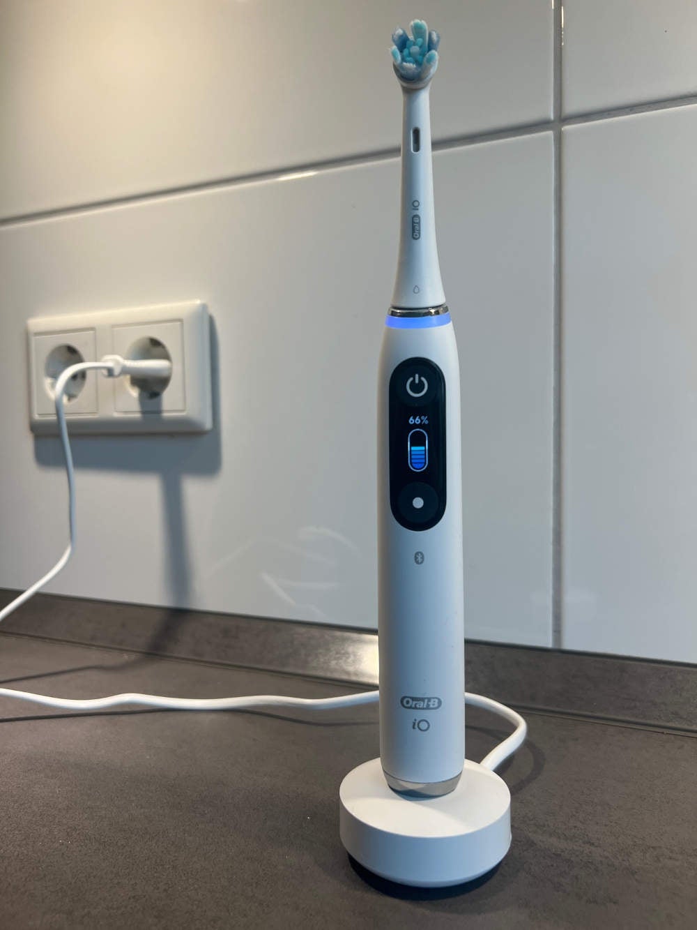 Ladevorgang der elektrischen Zahnbürste Oral-B iO 9N.
