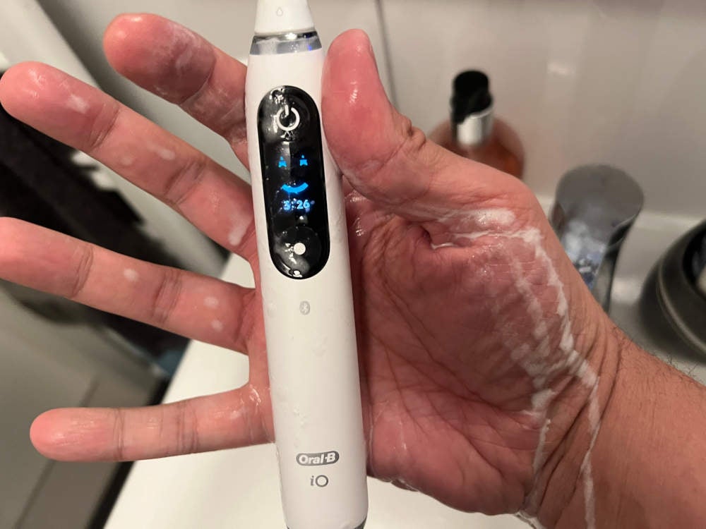 Handhygiene mit der Oral-B iO 9N lässt zu wünschen übrig.