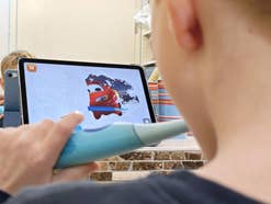 Ein Kind putzt sich die Zähne