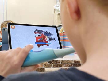 Ein Kind putzt sich die Zähne