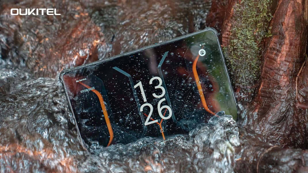 Das Oukitel-Rugged-Tablet RT7 in einem Wasserlauf.