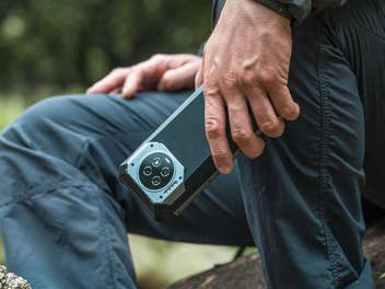 Mann hält das Oukitel WP19 in der Hand.