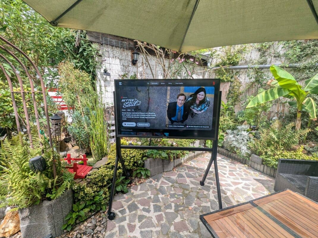 Outdoor-Fernseher steht stabil im Garten