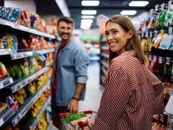 Ein Paar beim Einkauf im Supermarkt