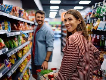 Ein Paar beim Einkauf im Supermarkt