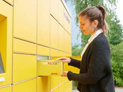 Frau nutzt die DHL Packstation.