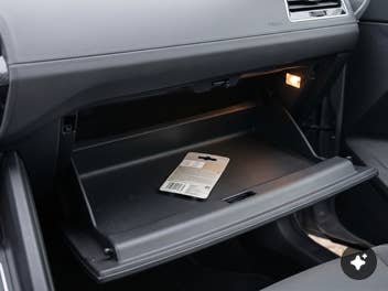 Päckchen Batterien im Handschuhfach