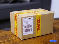 Ein Paket liegt auf dem Tisch