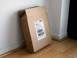 Paket steht vor einer Tür