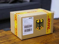 Paket mit Aufklebern