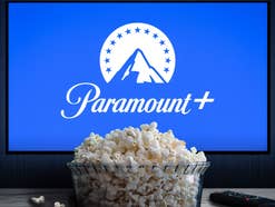 Paramoun+ Logo auf einem Fernseher, davor Popcorn